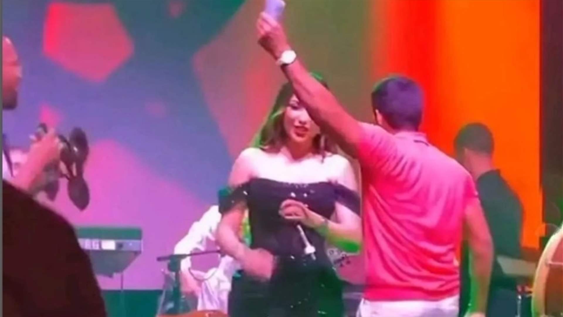 معجب "يرشّ المال" على دنيا بطمة أثناء غنائها على المسرح (فيديو)