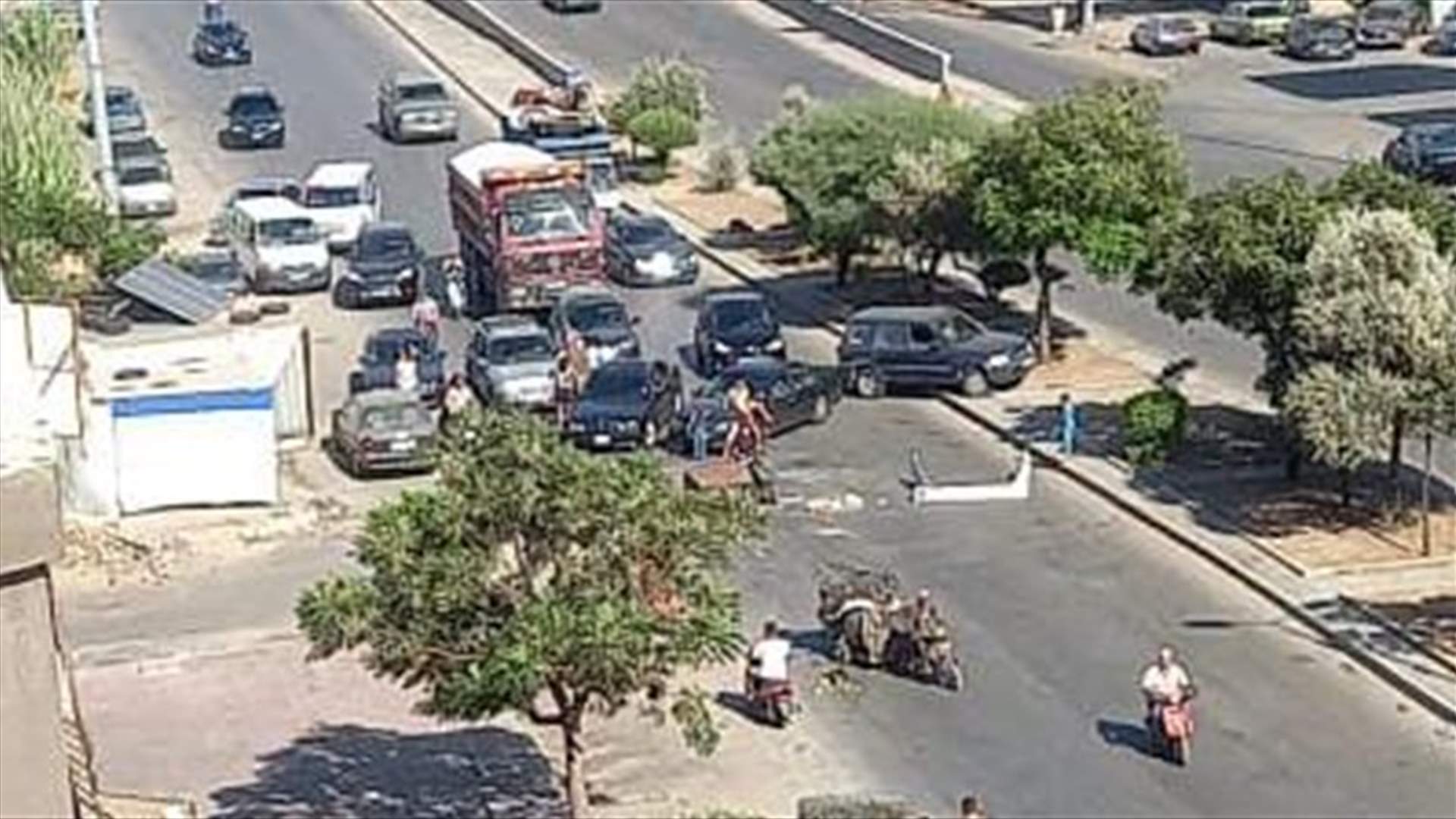 أهالي وسكان باب التبانة قطعوا الطريق إحتجاجًا على انقطاع المياه المستمر منذ عدة أسابيع
