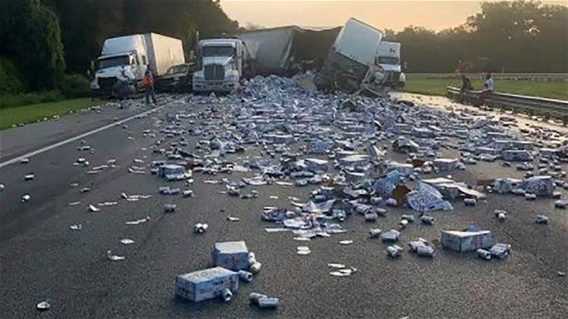 بسبب حادث بين 5 شاحنات وبيك أب... زجاجات الجعة تغطي طريقاً سريعاً في فلوريدا!