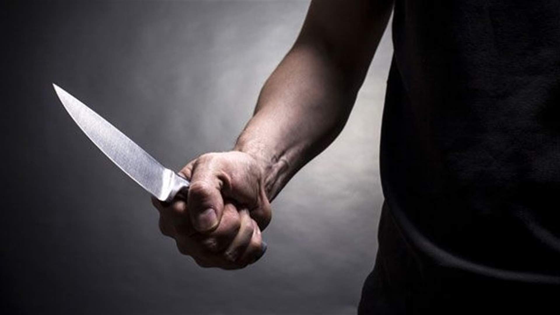 طَعَن ٣ عناصر من الجيش بسكين اثناء توقيفه في باب الرمل طرابلس