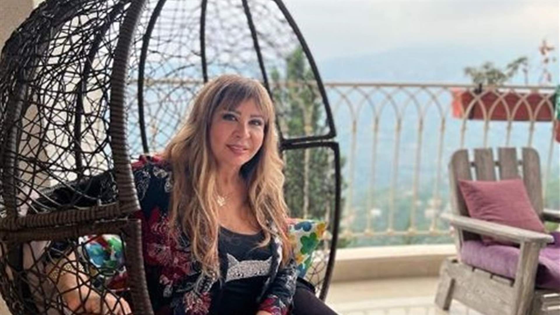 نجمة &quot;باب الحارة&quot; سحر فوزي بإطلالةٍ شبابيّة... &quot;راحت عليك يا أبو بشير&quot;