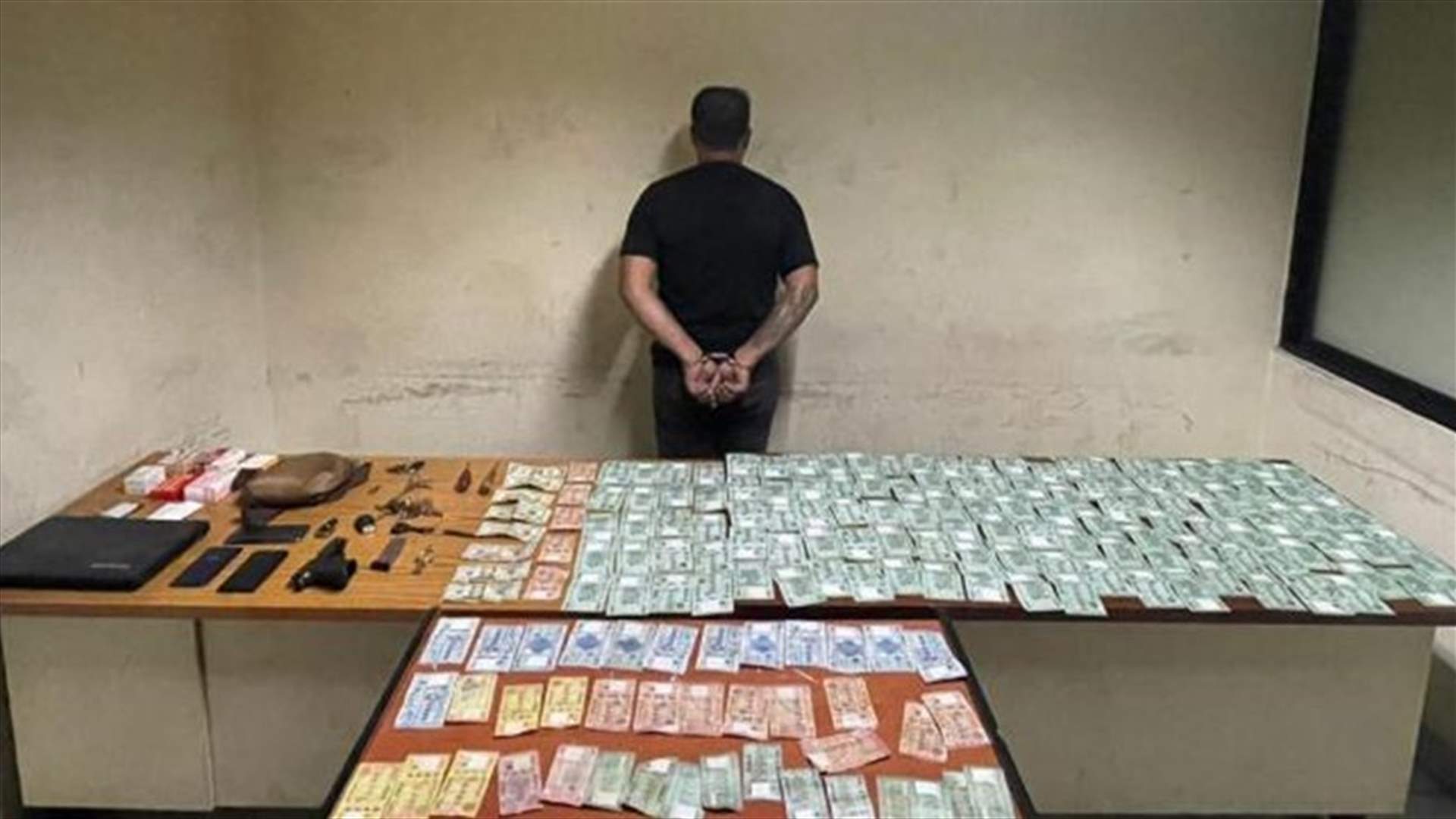 نفذ أكثر من 65 عملية سرقة من داخل سيارات وشعبة المعلومات كشفت هويته وأوقفته