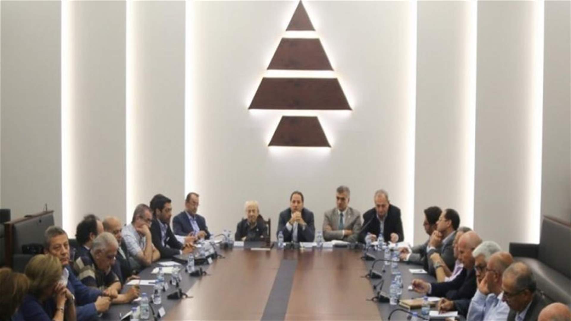 الكتائب: لتضافر الجهود لانتخاب رئيس جريء قادر على إخراج لبنان من الانهيار
