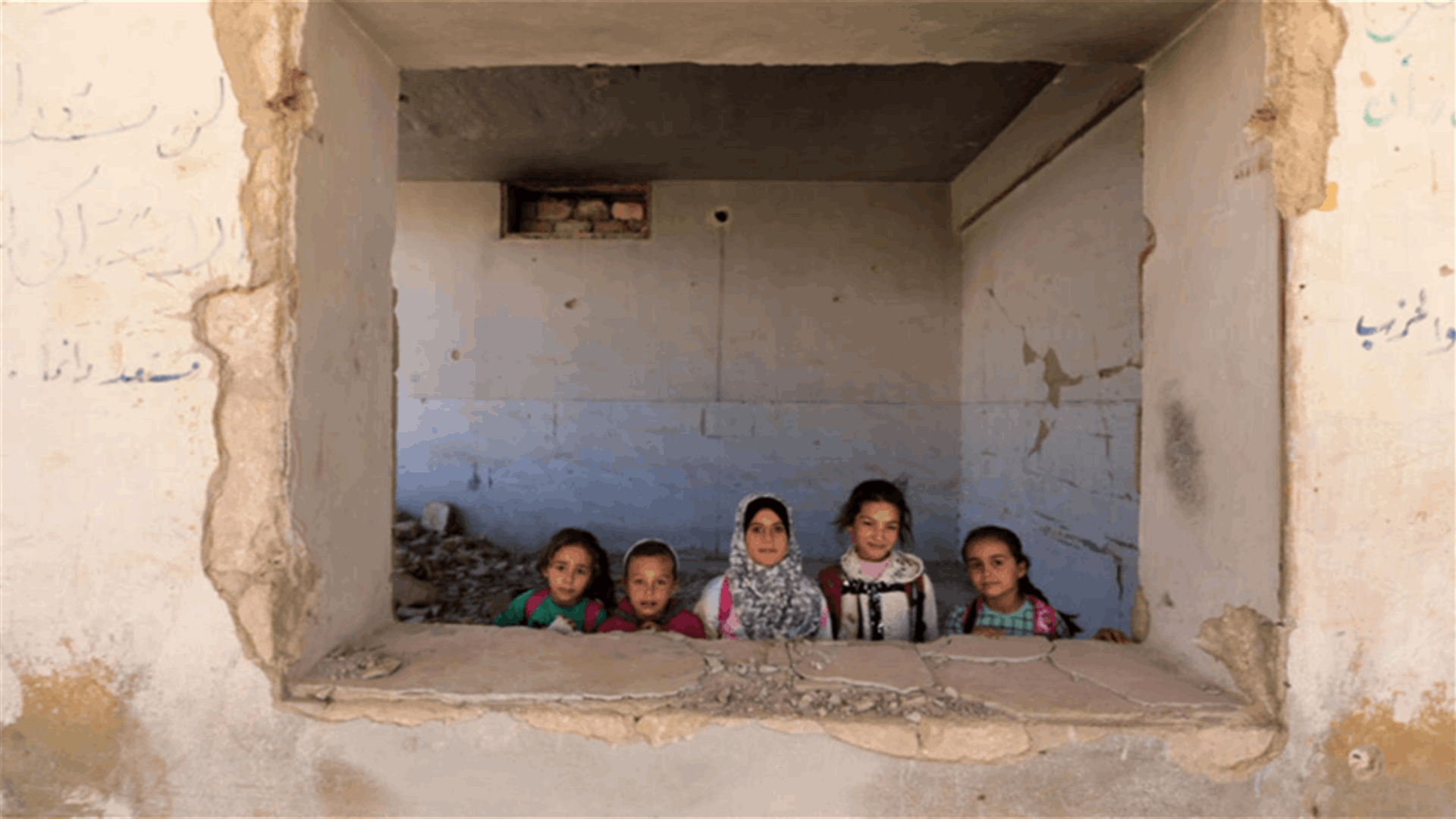 أعادت فتح أبوابها... أطفال يعودون لمدرسة دمرها القصف في سوريا