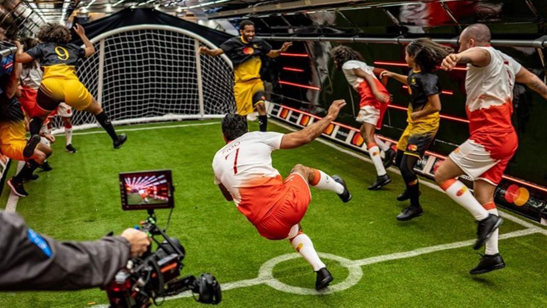 في ظروف انعدام الجاذبية...مباراة كرة قدم استثنائية بمشاركة لويس فيغو تدخل موسوعة غينيس (فيديو)