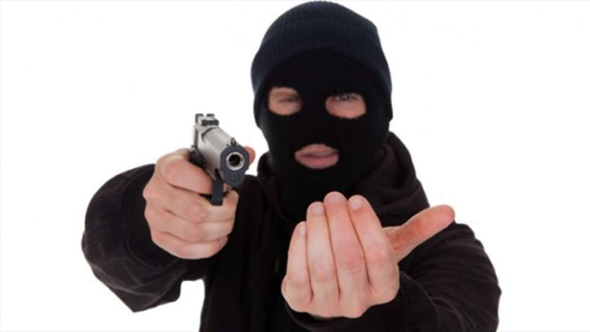 عملية سلب بقوة السلاح هزّت شتورا... وشعبة المعلومات تكشف هويّة الفاعِلَيْن وتُلقي القبض عليهما (فيديو)