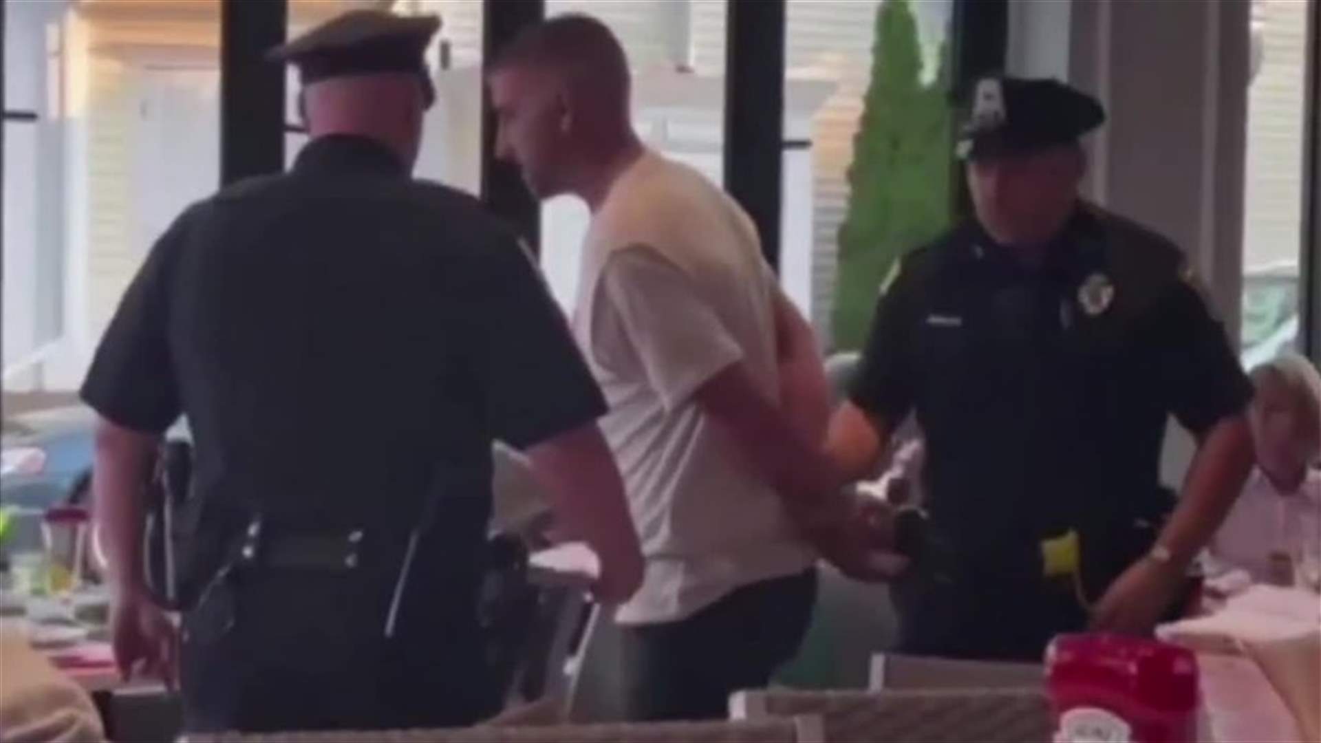 عرض زواج من نوع آخر... هكذا طلب شاب يد حبيبته مستعيناً بالشرطة (فيديو)