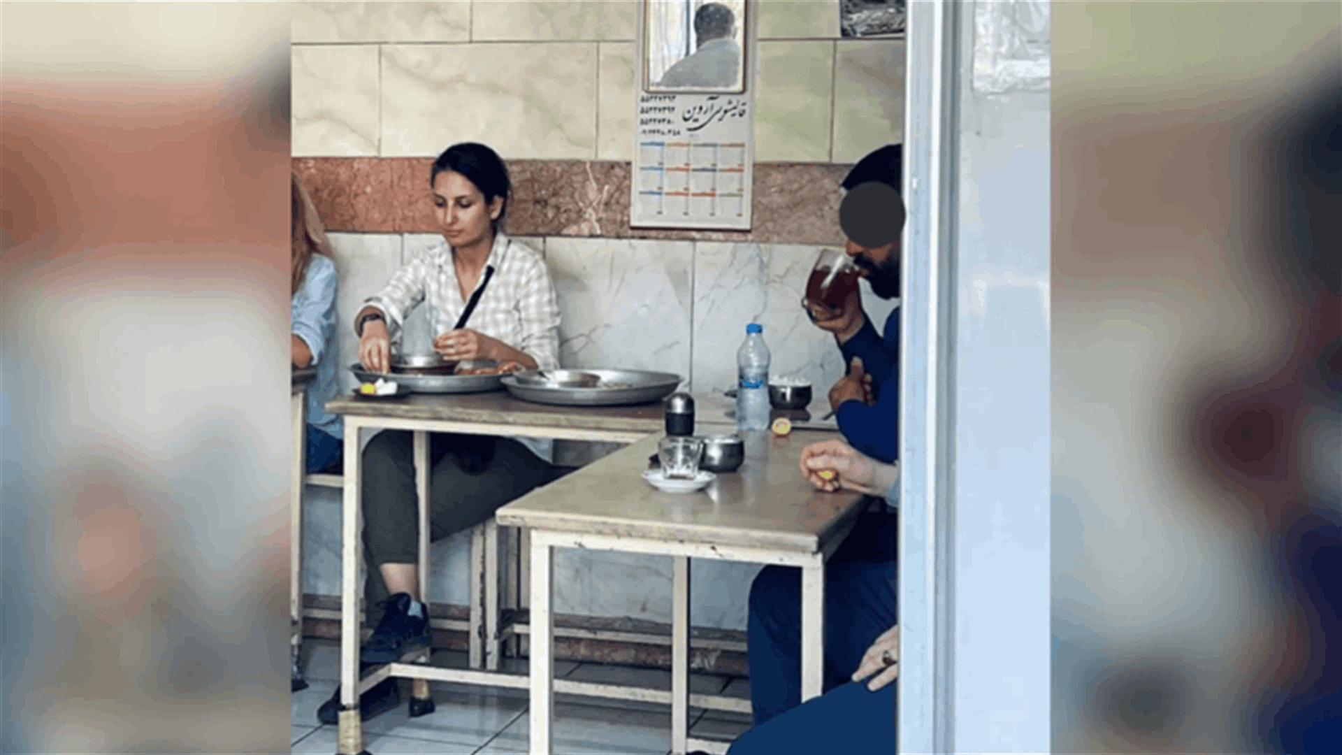 اعتقال امرأة جلست في مطعم من دون حجاب في طهران