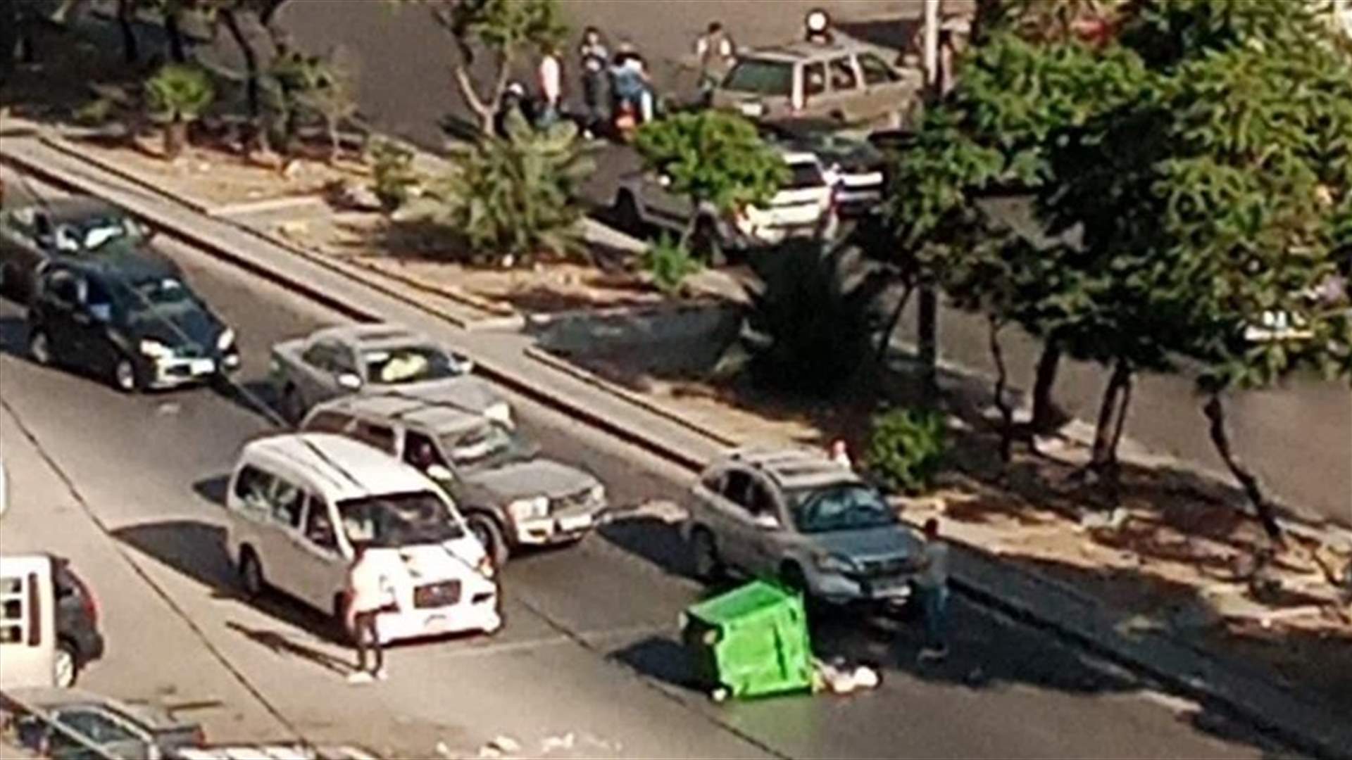 قطع طريق اوتوستراد التبانة بحاويات النفايات احتجاجًا على توقيف احد الاشخاص بسبب بيعه خناجر وسكاكين في سوق الاحد