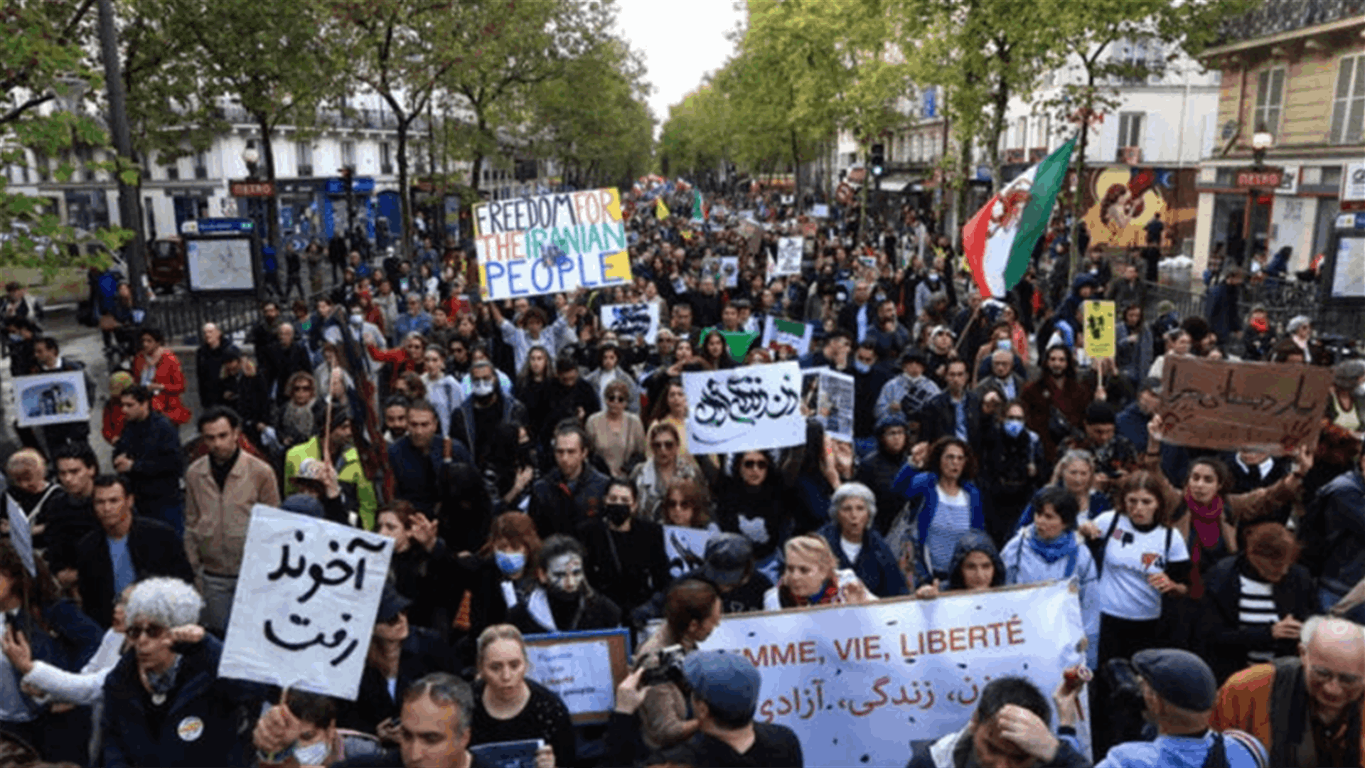 &quot;الموت للديكتاتور&quot;... آلاف المتظاهرين في باريس تضامنا مع الإيرانيين