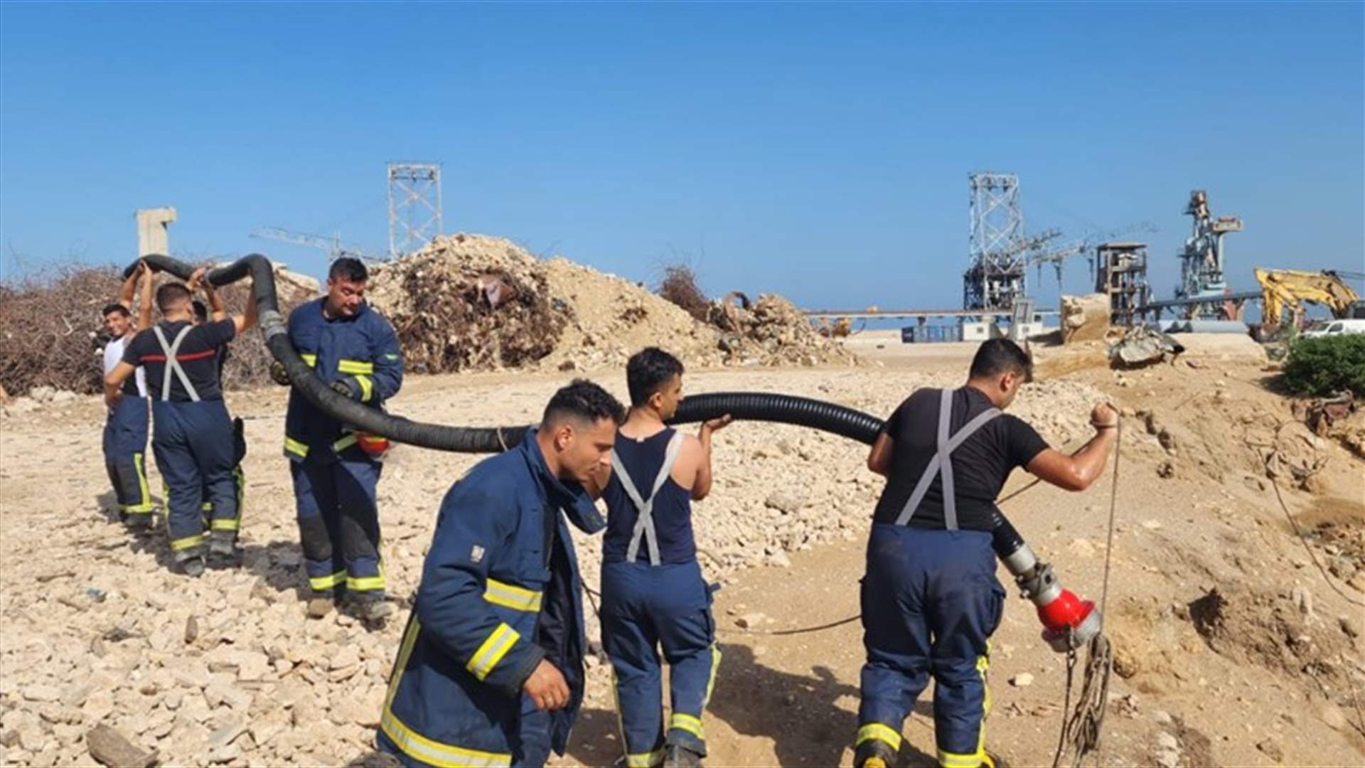 فوج إطفاء بيروت: إستكمال عمليات تبريد بقايا الحبوب في إهراءات مرفأ بيروت