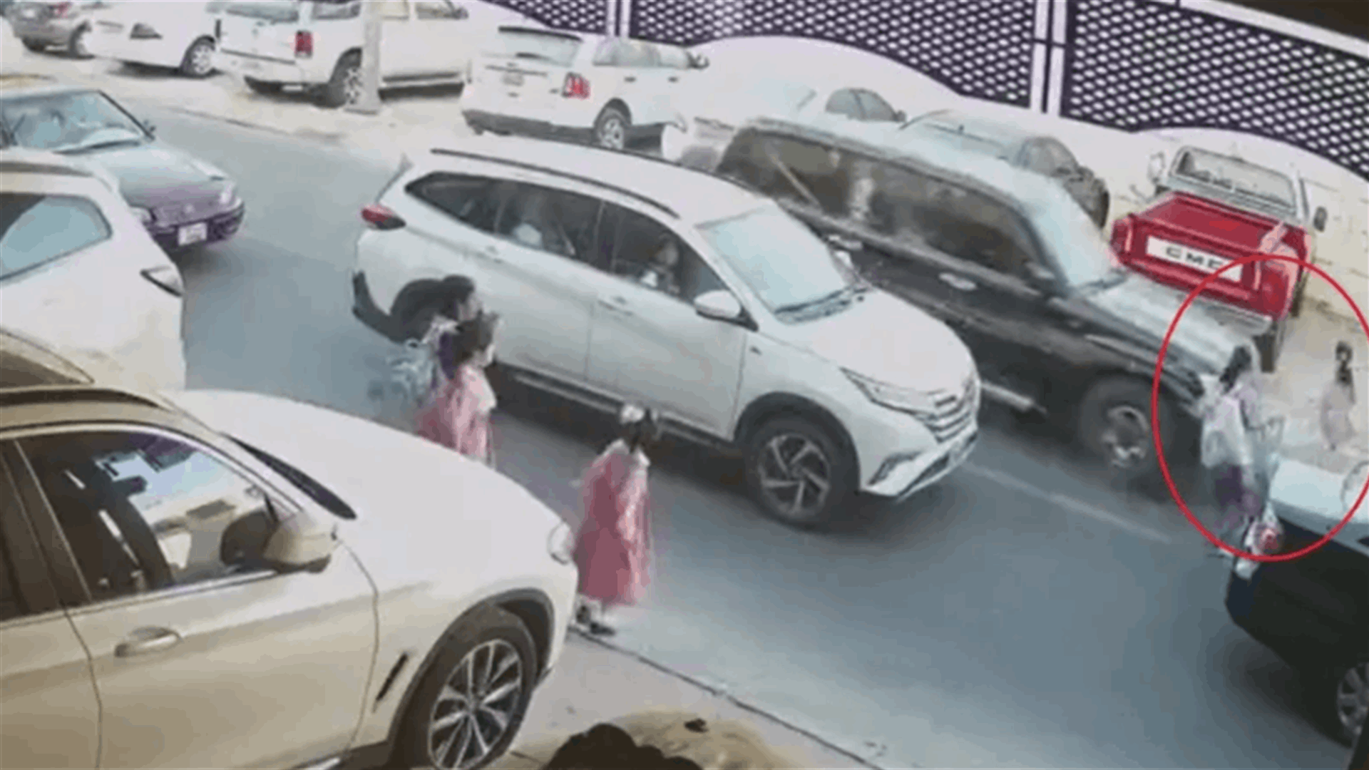طفلة تنجو من حادث دهس مروع أمام مدرسة في الكويت (فيديو)