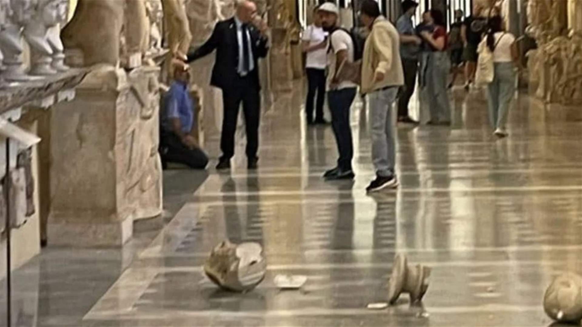 بعد حرمانه من لقاء البابا... سائح &quot;غاضب&quot; يُحطم تمثالين في الفاتيكان