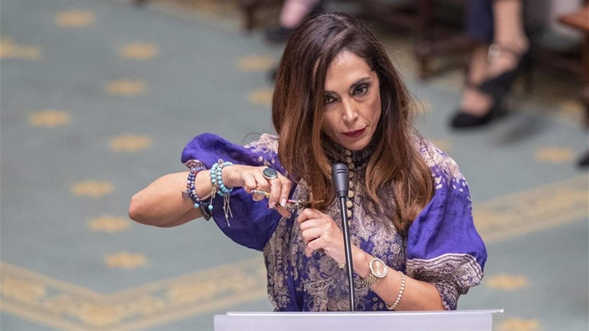 وزيرة الخارجية البلجيكية تقص خصلة من شعرها دعما للمرأة الإيرانية