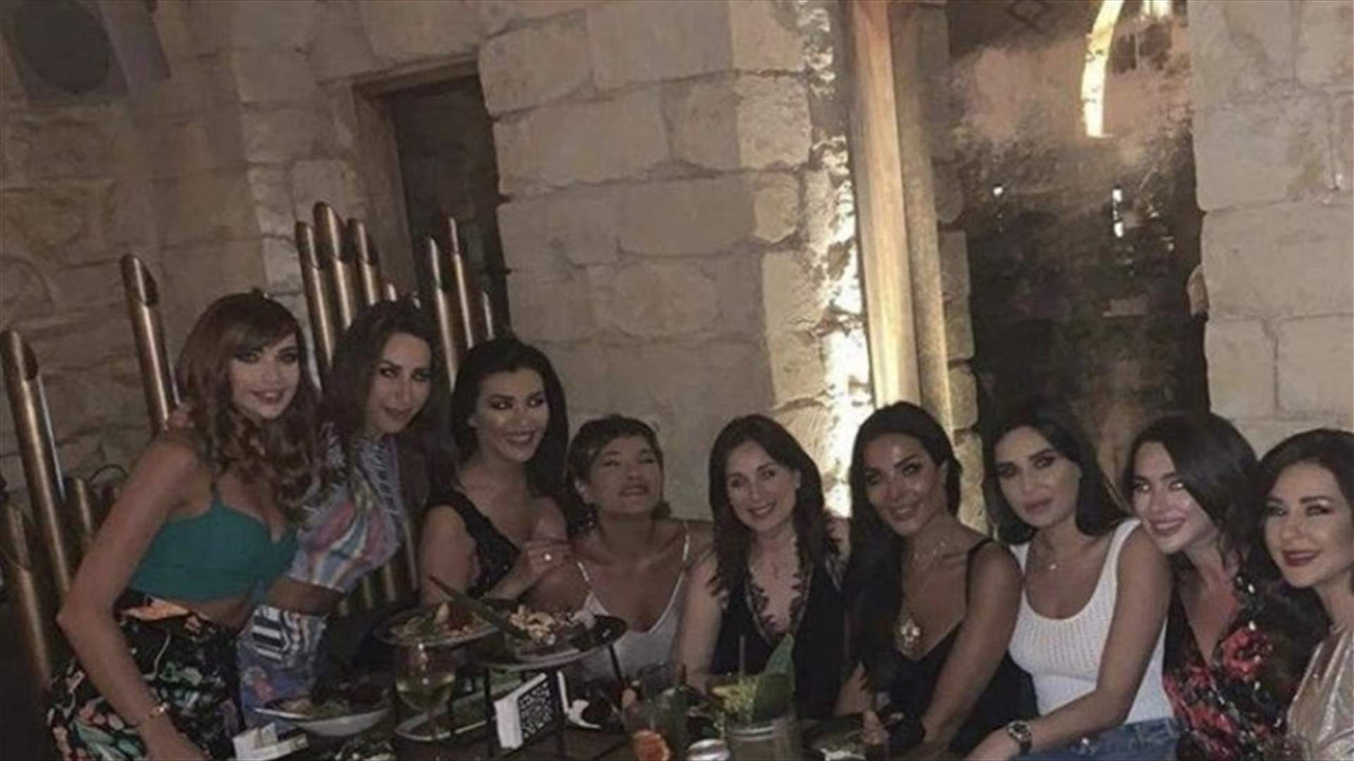 سيرين عبد النور تلغي متابعة دانييلا رحمة... وتسخر من عشاء الممثلات: "غلطت"