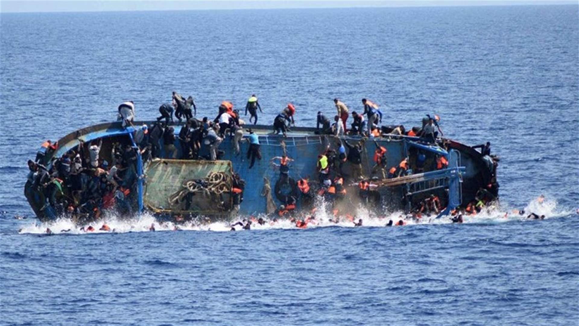 30 قتيلًا على الأقل في غرق زورقي مهاجرين في اليونان في حصيلة جديدة