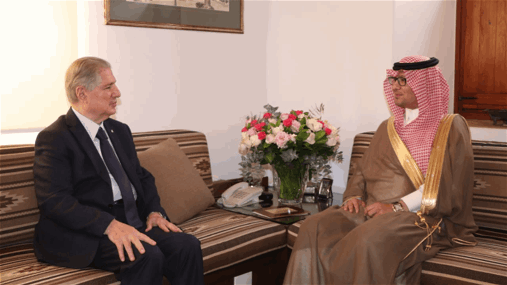 الرئيس الجميل خلال لقائه السفير السعودي: الترسيم البحري اتفاقية هدنة 2.. بخاري: هم المملكة أمن لبنان واستقراره