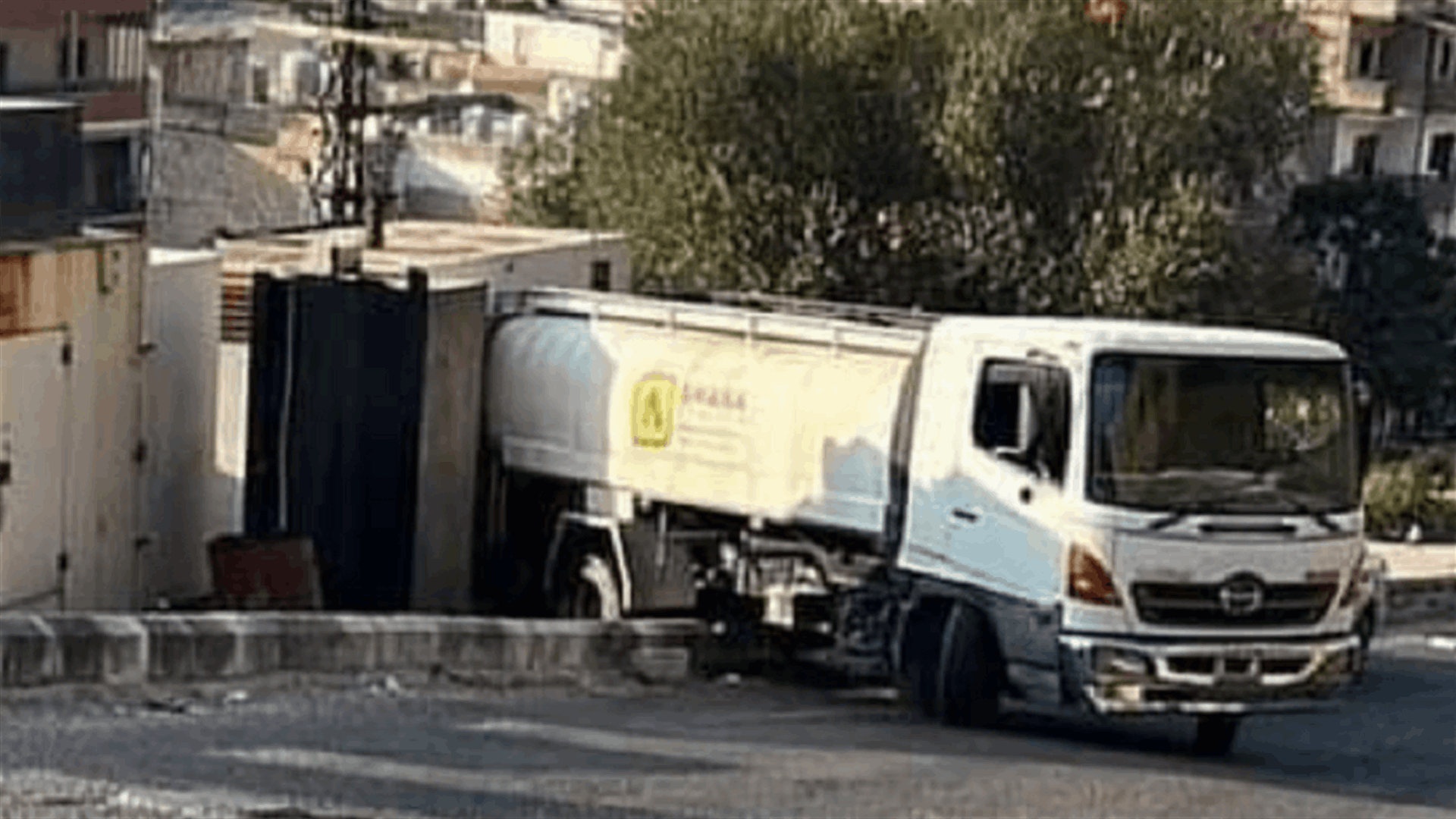 الوكالة الوطنية للإعلام: انزلاق "بيك آب" أثناء تعبئة خزانات المازوت للمولدات في حارة صيدا وقد أتت الأضرار مادية وأدى ذلك الى تسرب مادة المازوت على الطريق