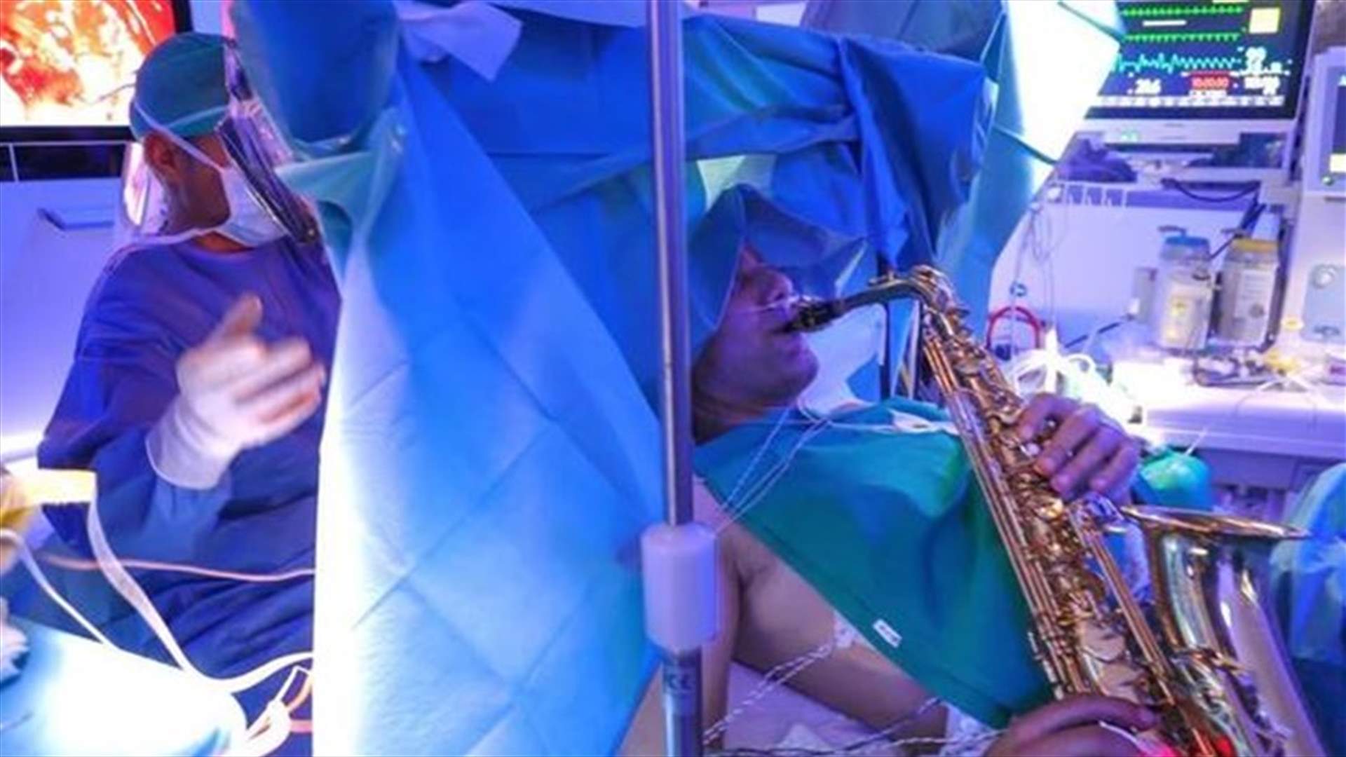 إيطالي يعزف الساكسوفون خلال خضوعه لعملية إزالة ورم من رأسه