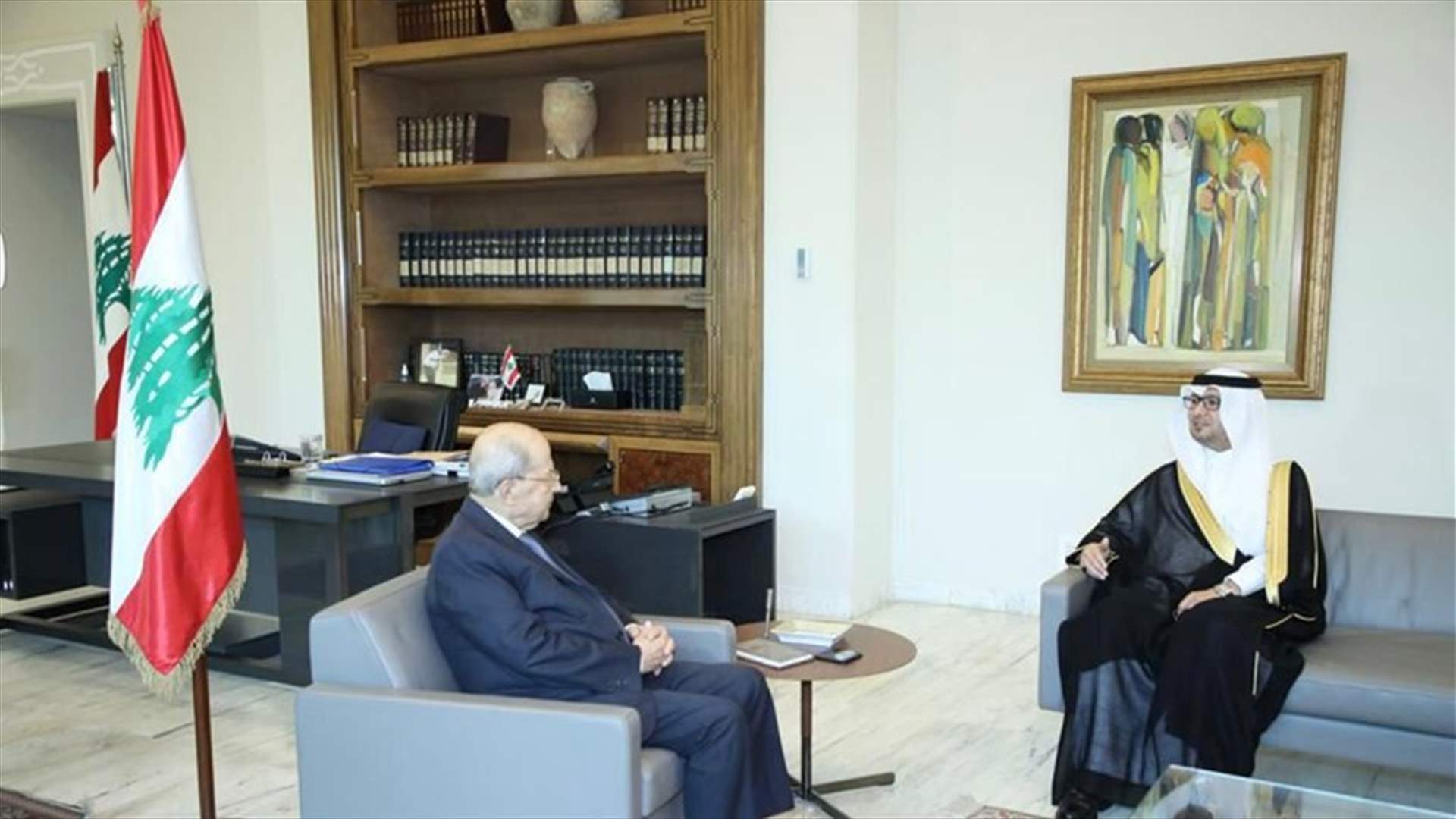 السفير السعودي وليد بخاري غادر قصر بعبدا بعد لقائه الرئيس عون من دون الادلاء بتصريح