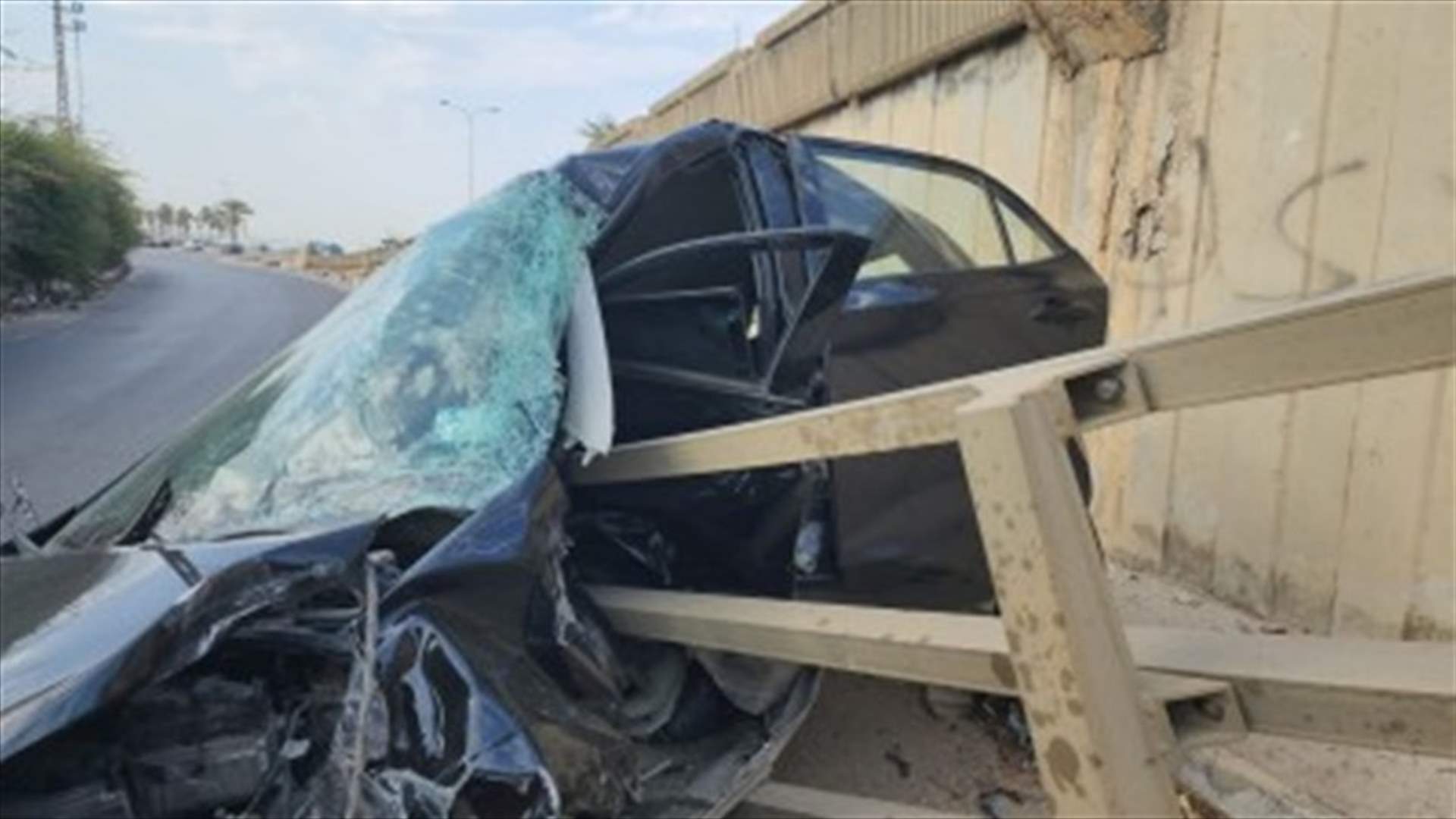 نجاة مواطن بعد سقوط سيارته من على جسر الرميلة شمال صيدا