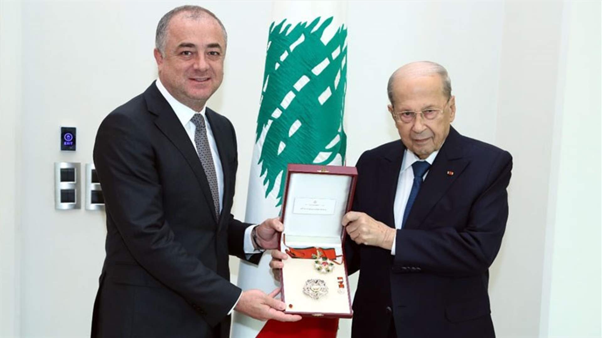 عون يقلّد بو صعب وسام الارز الوطني من رتبة ضابط أكبر ويطّلع منه على تطورات ترتيبات الترسيم رسميا
