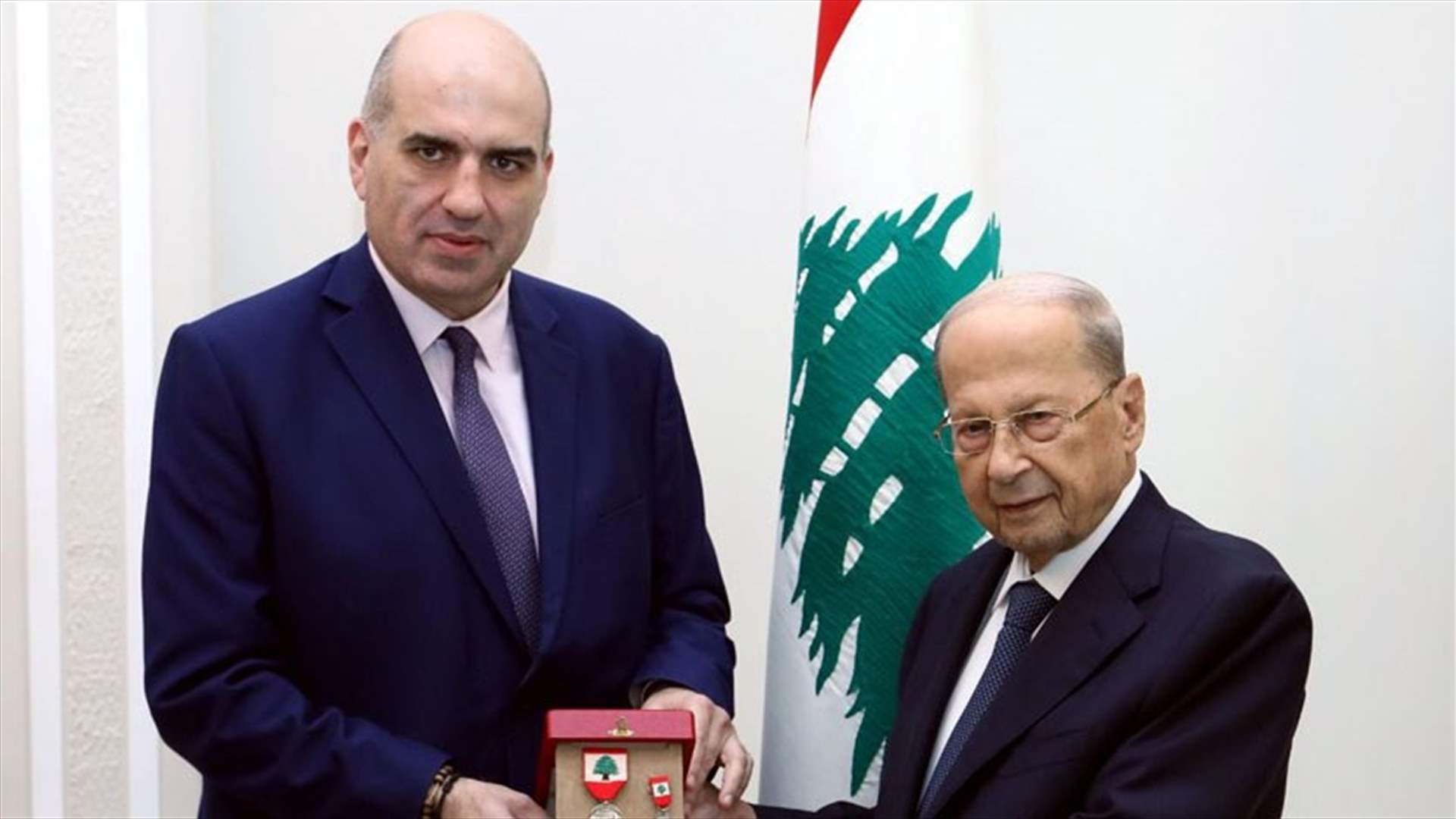 الرئيس عون يمنح مدير عام وزارة الزراعة لويس لحود وسام الاستحقاق الوطني الفضي ذو السعف