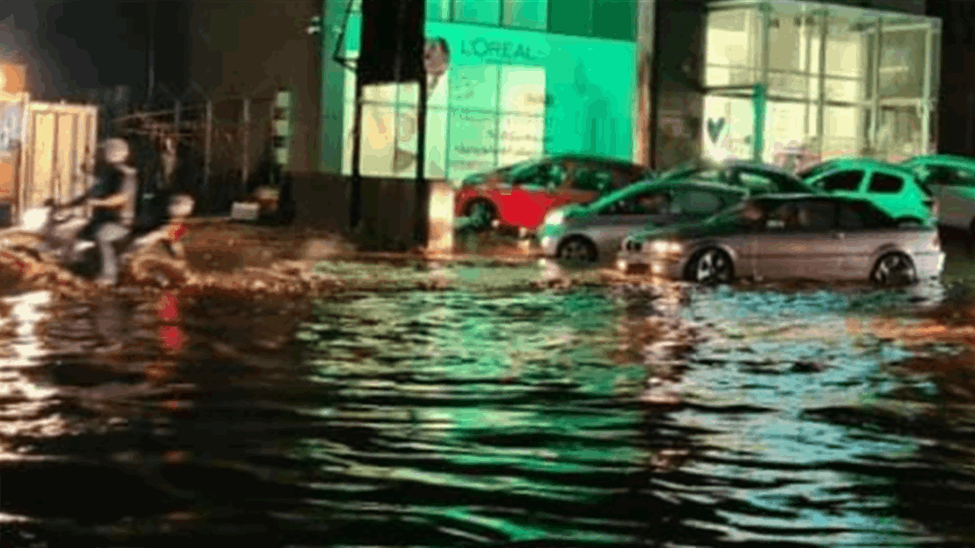 تجمّع المياه على طول الاوتوستراد الساحلي من بيروت حتى كسروان بالاتجاهين (فيديو)