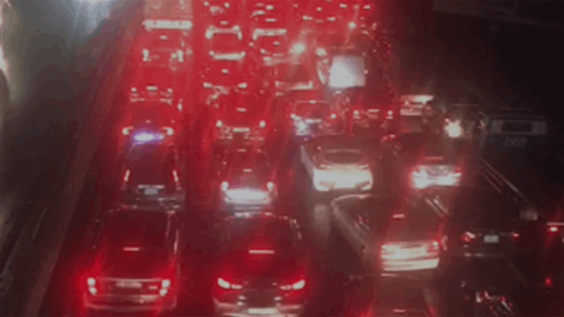 زحمة سير خانقة من ضبيه باتجاه نفق نهر الكلب (فيديو)