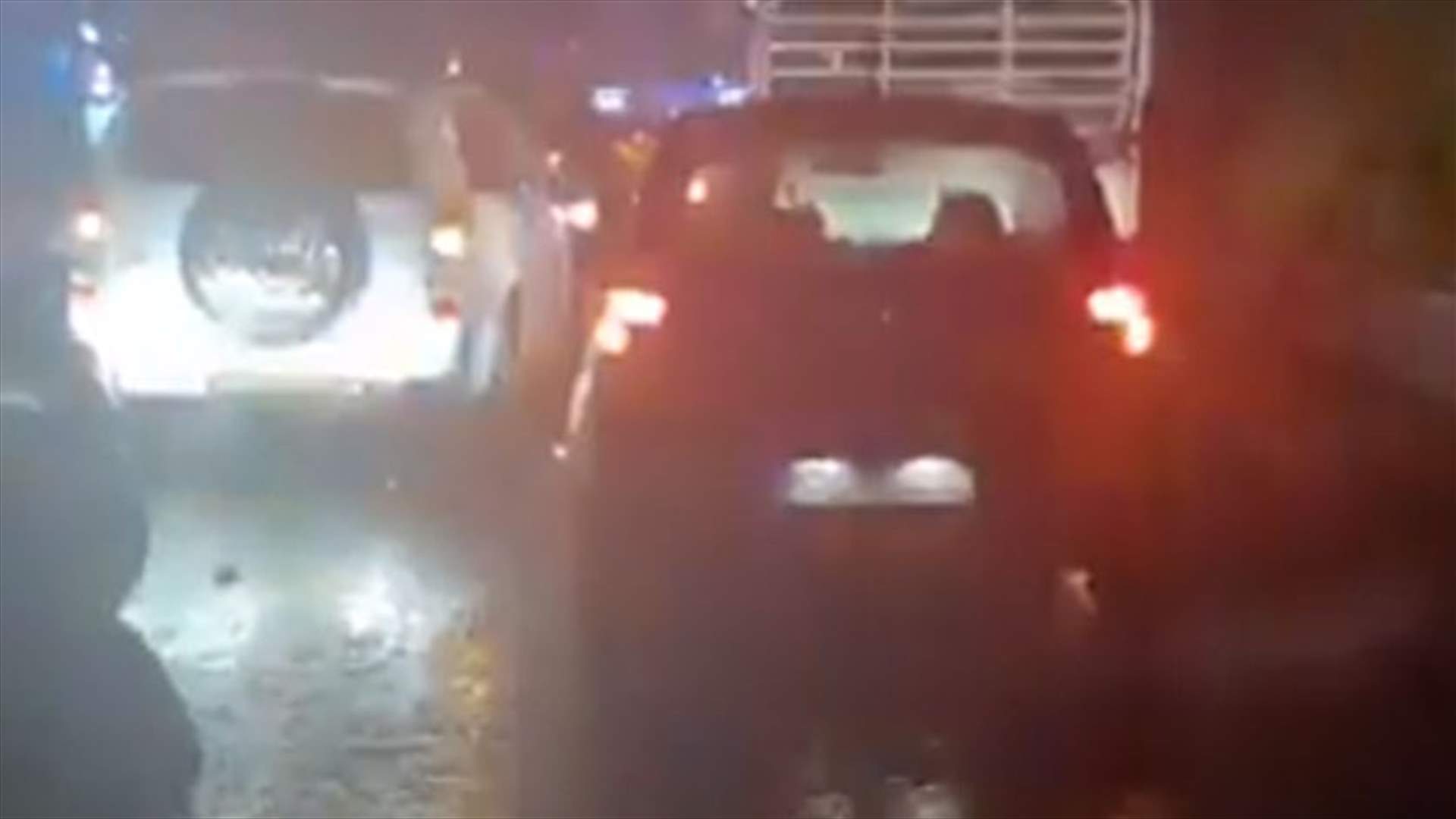 فقدان شخص في الوادي بين زوق مصبح وزوق مكايل بعد أن  جرفت السيول سيارته