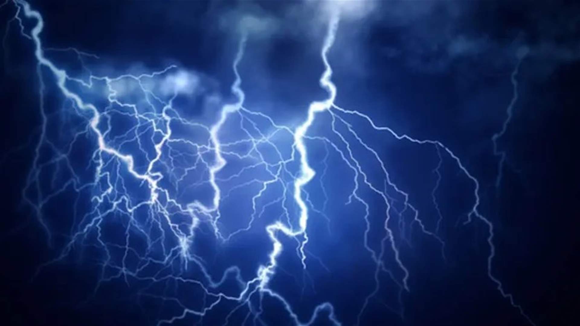 البرق يضرب شاباً ويطرحه أرضاً في الأردن...وفيديو يوثّق اللحظات المرعبة!