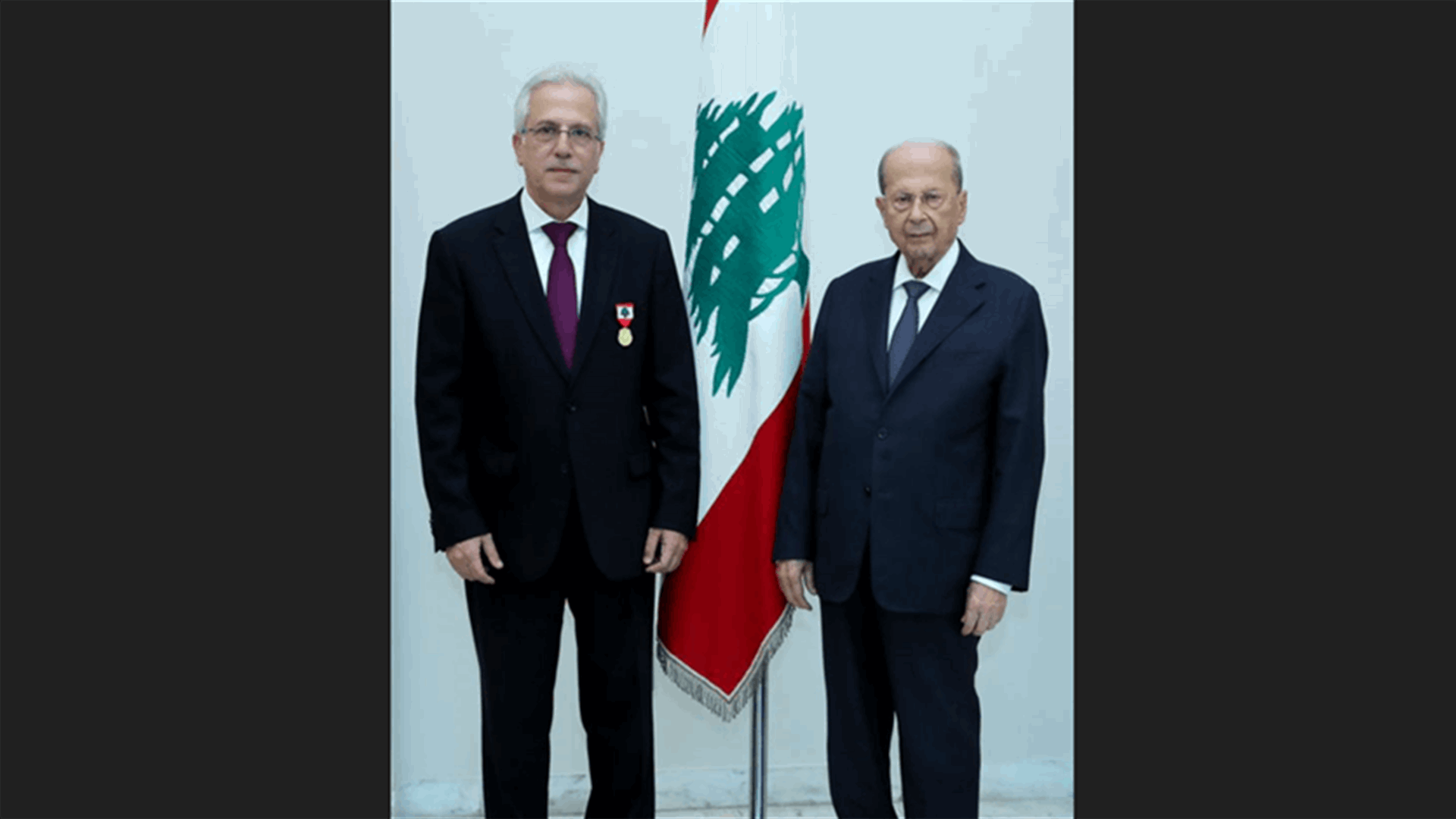 الرئيس عون منح العميد خطار وسام الإستحقاق اللبناني المذهب