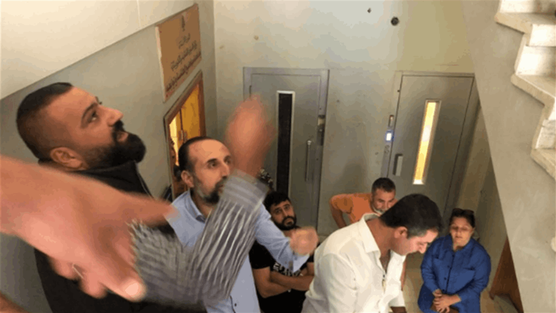 محتجون دخلوا مؤسسة مياه لبنان الجنوبي في صيدا وناشدوا المدير العام للمؤسسة تأمين المياه لمنازلهم