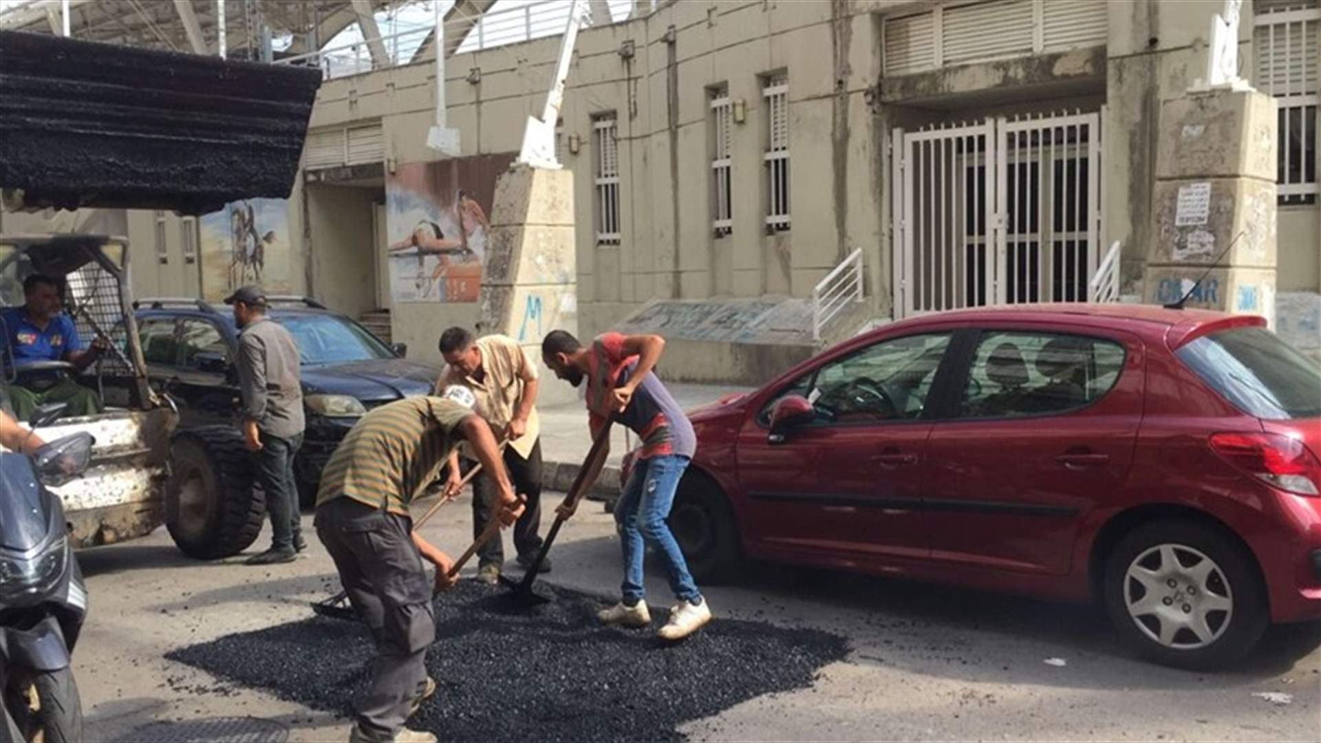 الفرق الفنية في بلدية بيروت تواصل أعمال إصلاح الأعطال وتعبيد الحفر في شوارع العاصمة بتوجيهات المحافظ عبود