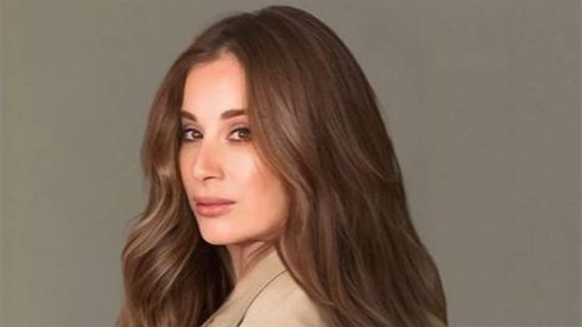كارين رزق الله مع ابنتيها في لندن... "ما شاء الله كأنّك صبية 20 سنة" (صور)