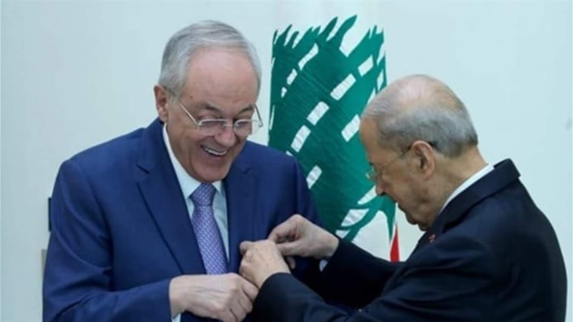 الرئيس عون يمنح وديع العبسي وسام الاستحقاق الوطني