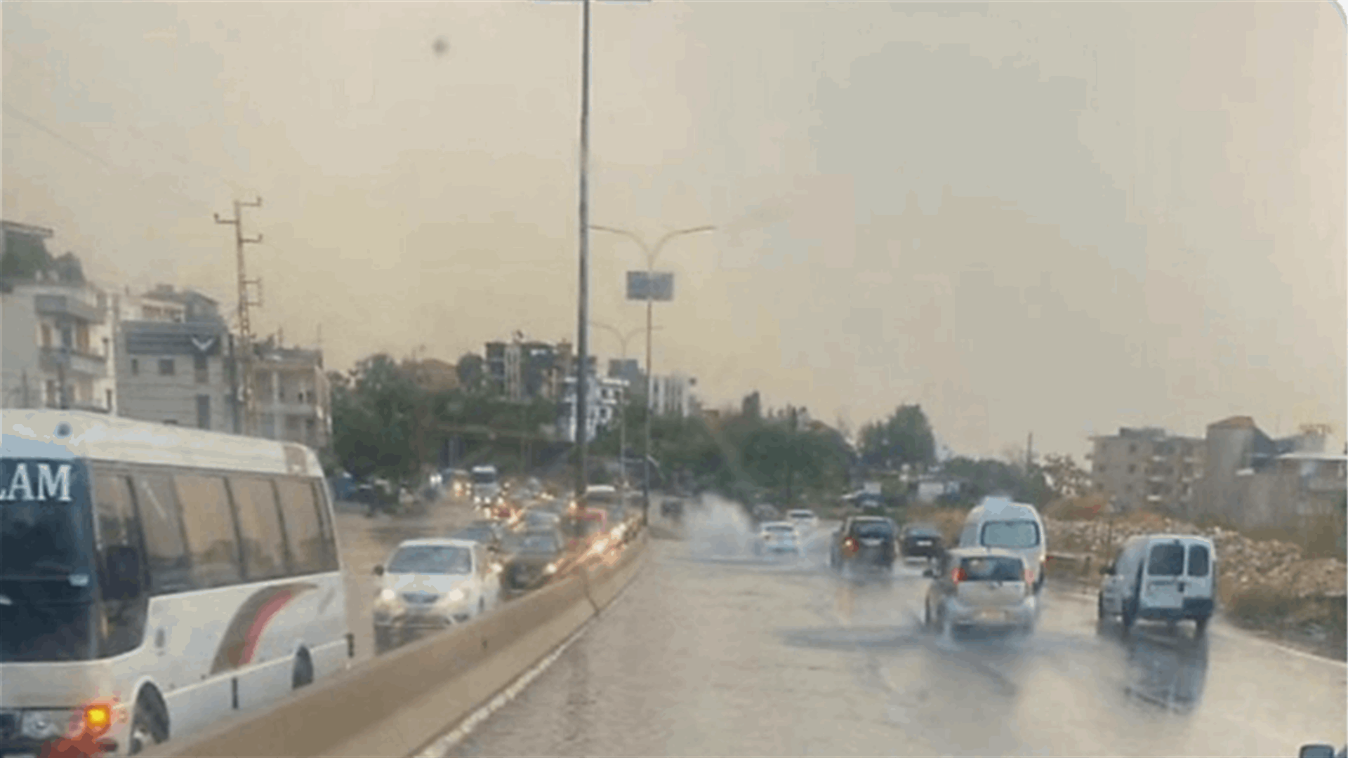 سحب سيارات علقت على أوتوستراد الصفرا كسروان جراء كثافة الأمطار