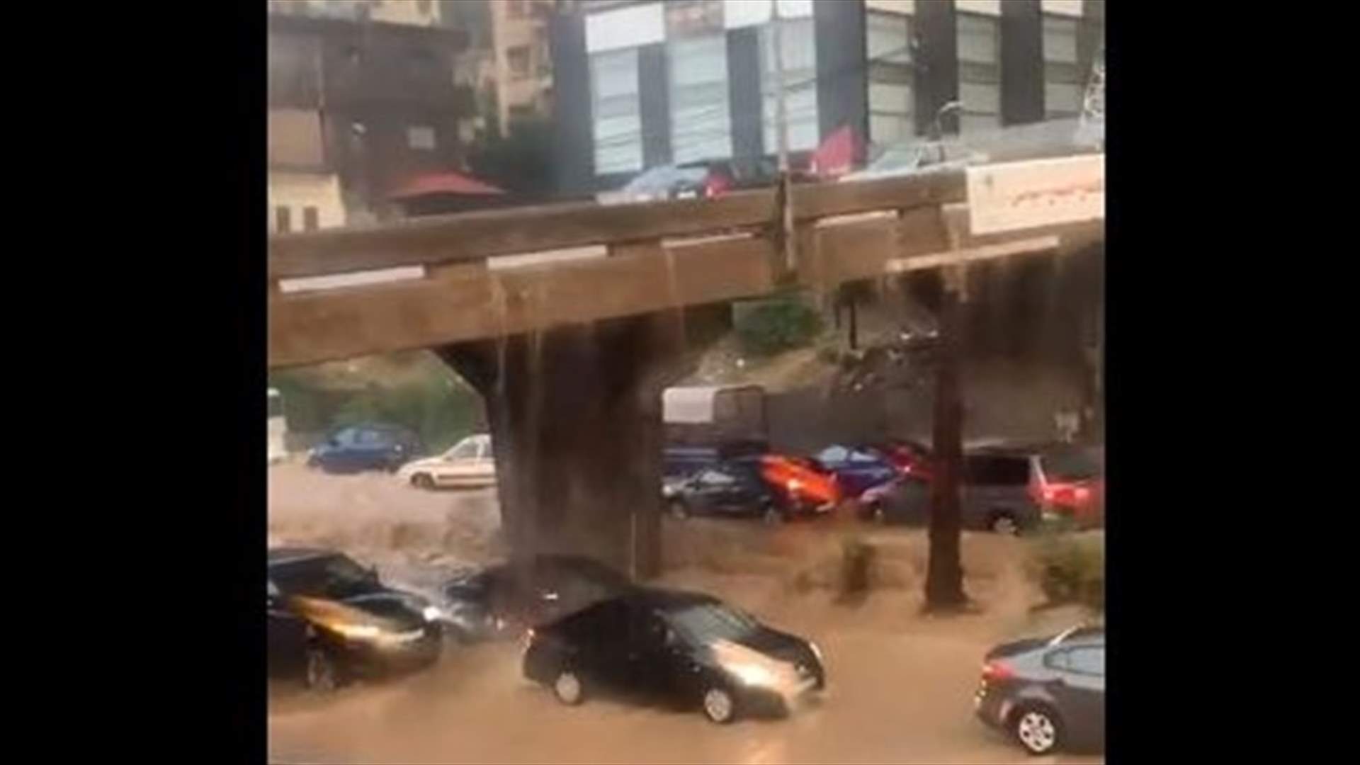 مع هطول الامطار... فيديوهات صادمة من جونية وغزير