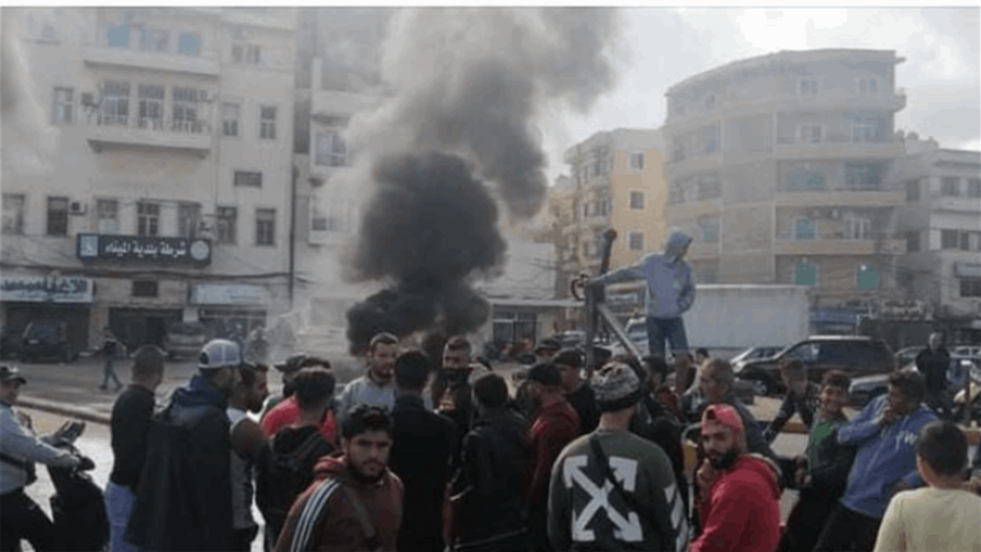 اصحاب بسطات قطعوا الطريق امام مركز شرطة بلدية طرابلس