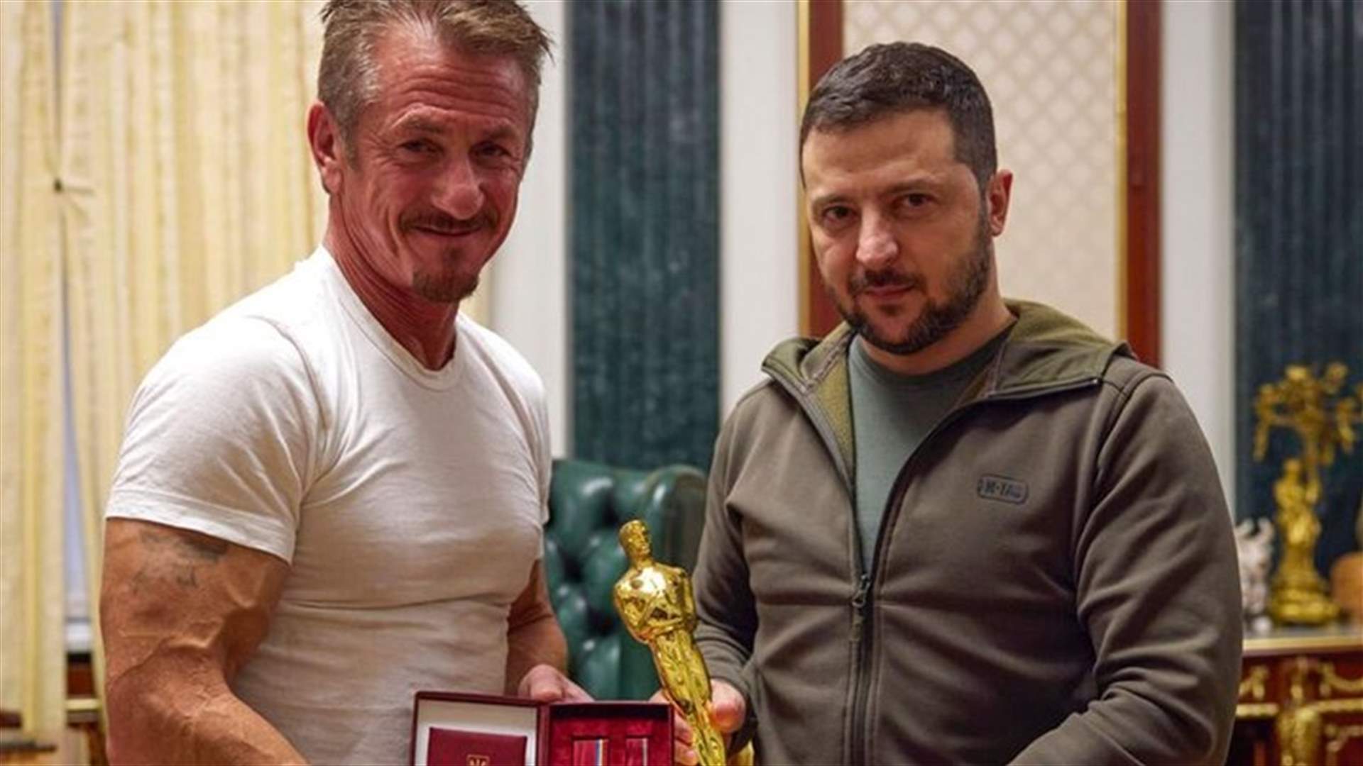 الممثل الأميركي شون بن يمنح جائزته الأوسكار للرئيس الأوكراني (فيديو)