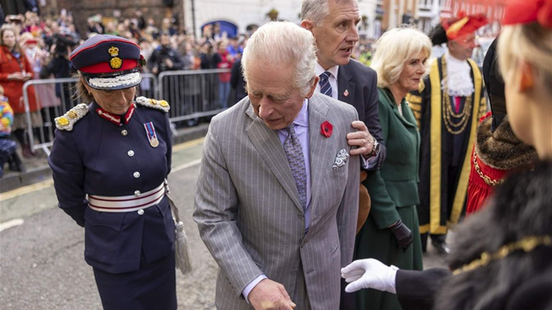 &quot;ليس ملكي&quot;... رجل يُلقي البيض على الملك تشارلز خلال زيارة رسمية (فيديو)