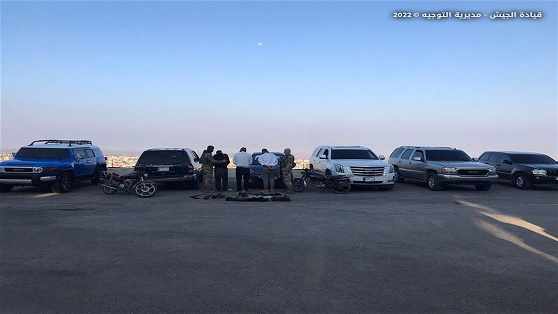 الجيش: توقيف 3 مطلوبين في منطقة الطيبة - البقاع وضبط أسلحة وسيارات مسروقة