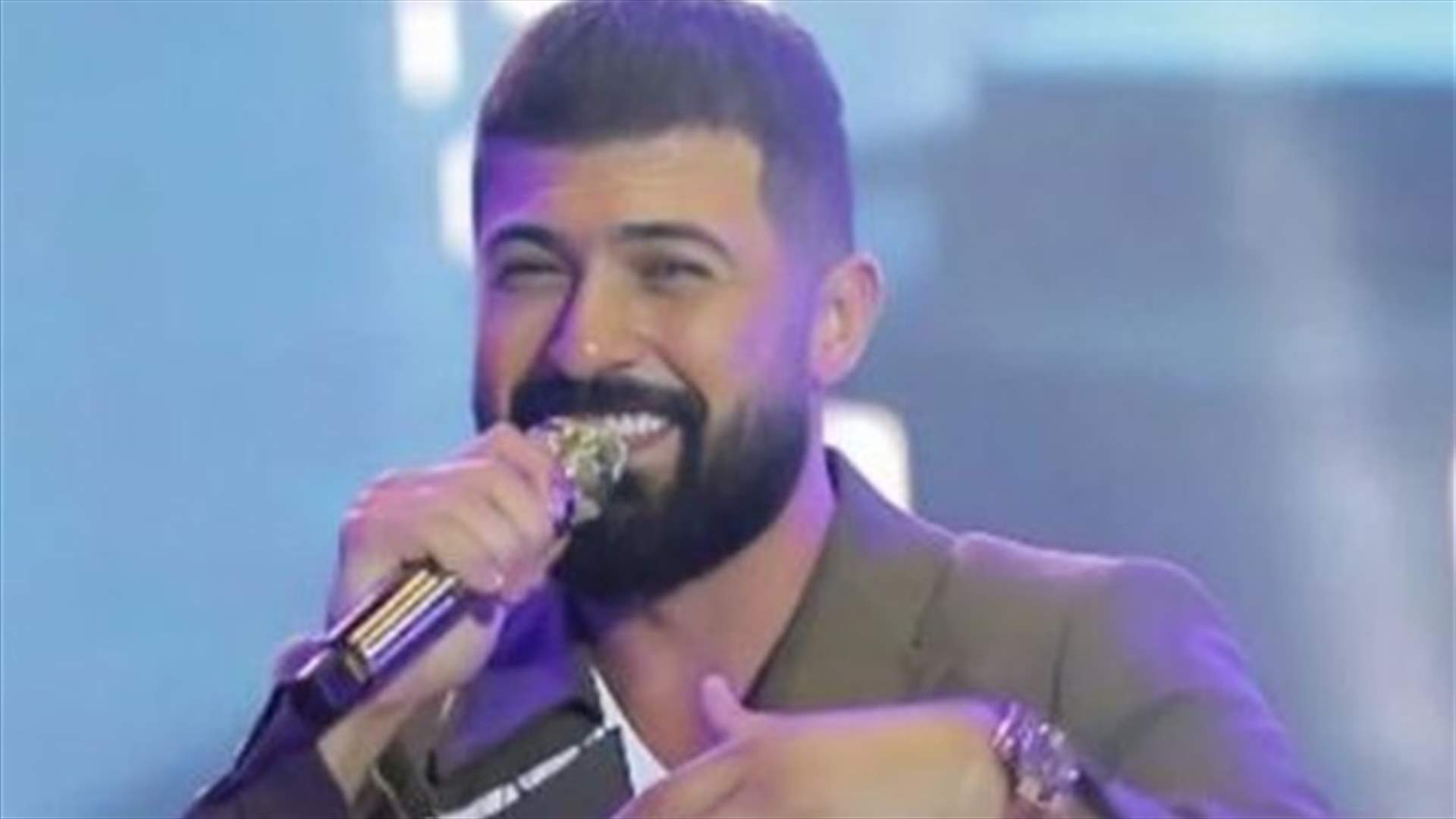 معجبة ترمي ملابسها الداخليّة في حفل سيف نبيل... للمرّة الأولى على مسرحٍ عربي! (فيديو)