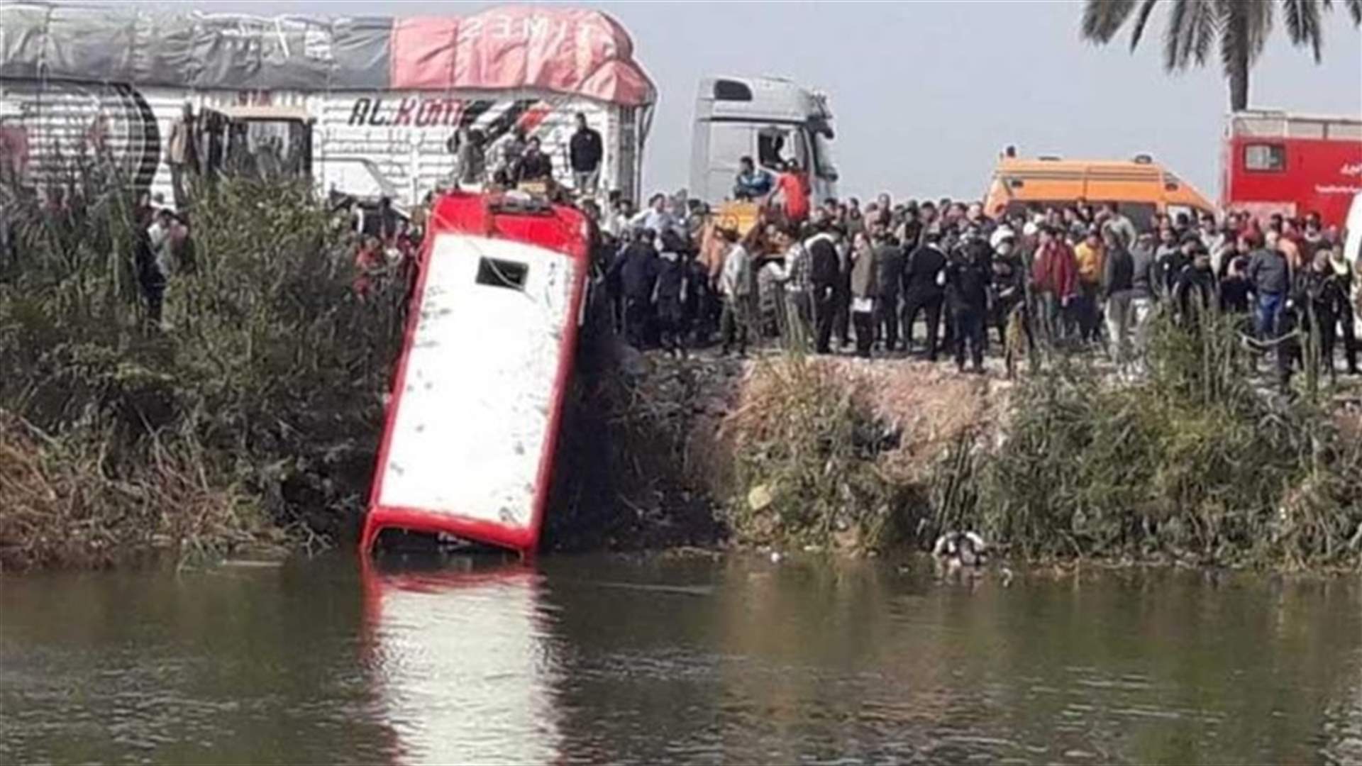 مقتل 19 شخصا إثر انقلاب حافلة صغيرة في ترعة بمصر