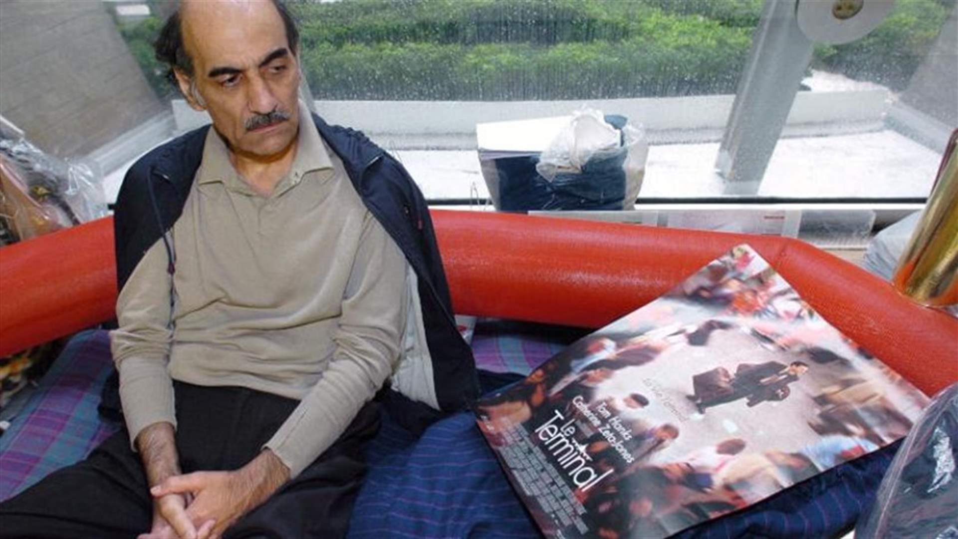 قصته ألهمت ستيفن سبيلبرغ... وفاة لاجئ إيراني عاش أكثر من 18 عاماً في مطار باريس