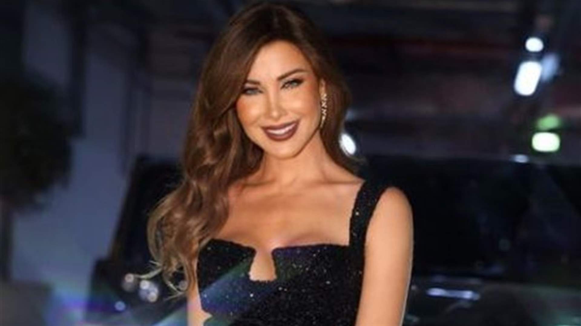 نانسي عجرم تعتني بابنتها ليا على شاطئ البحر في قبرص