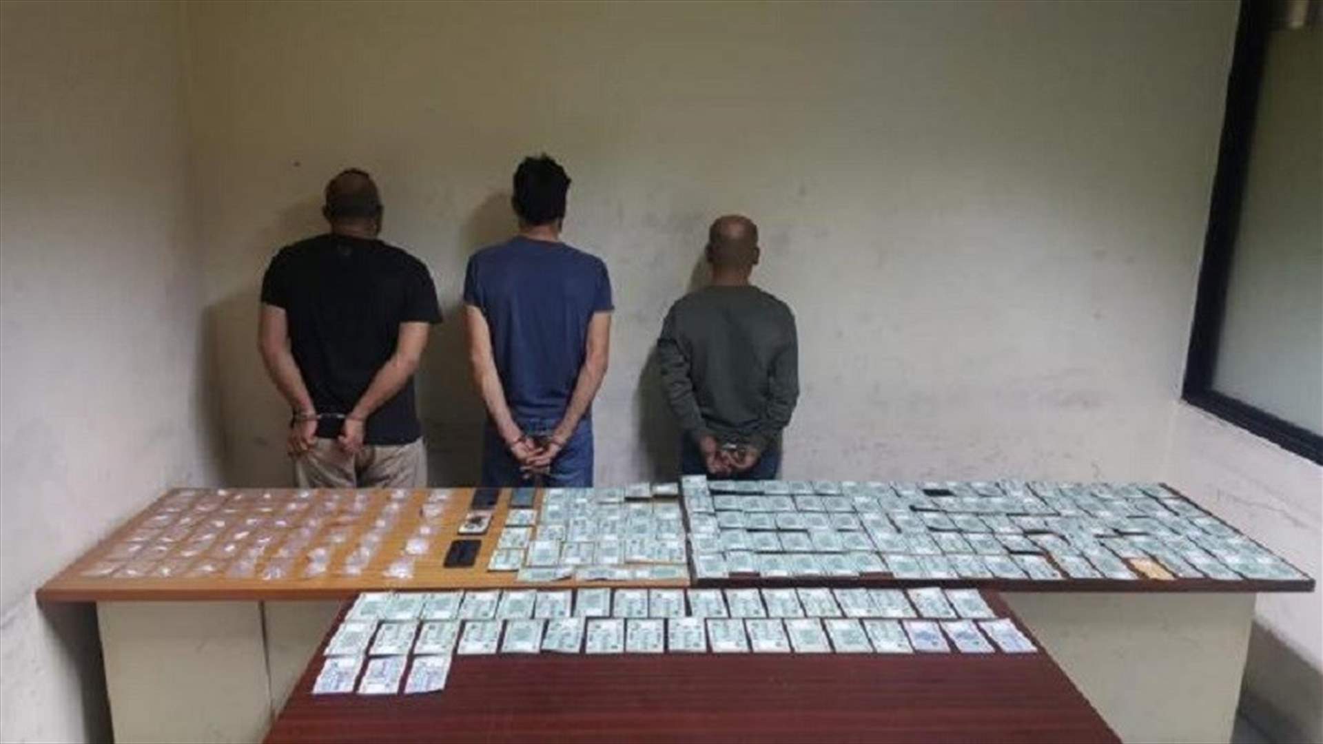 بالجرم المشهود... توقيف مروّج مخدرات واثنين من زبائنه في جونية