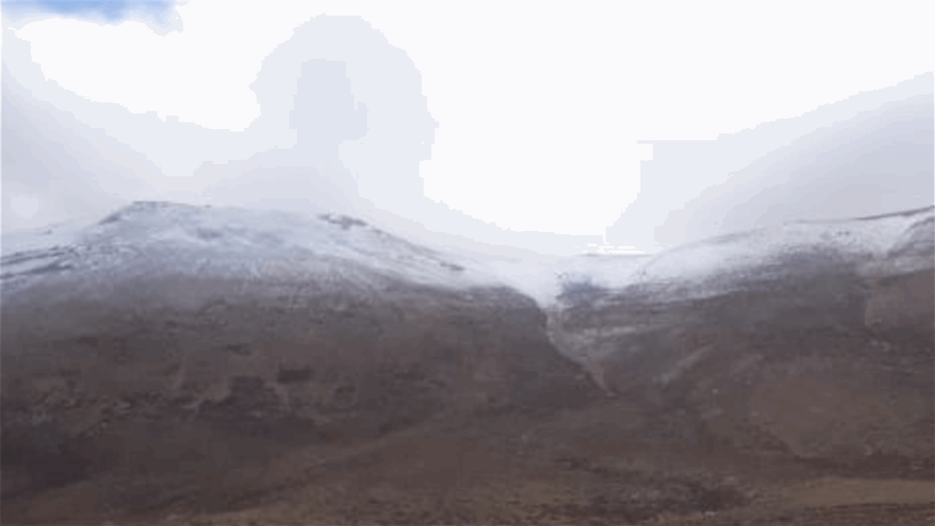 الثلوج تغطي مرتفعات الضنية للمرة الأولى هذا العام