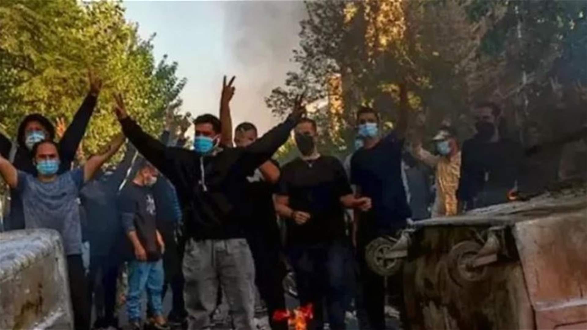 متظاهرون إيرانيون يضرمون النار في منزل أجداد الخميني