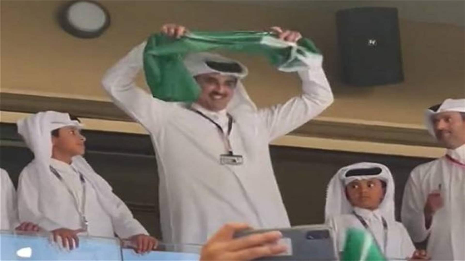 أمير قطر يرفع العلم السعودي ويساند المنتخب في مباراته ضدّ الأرجنتين (فيديو)